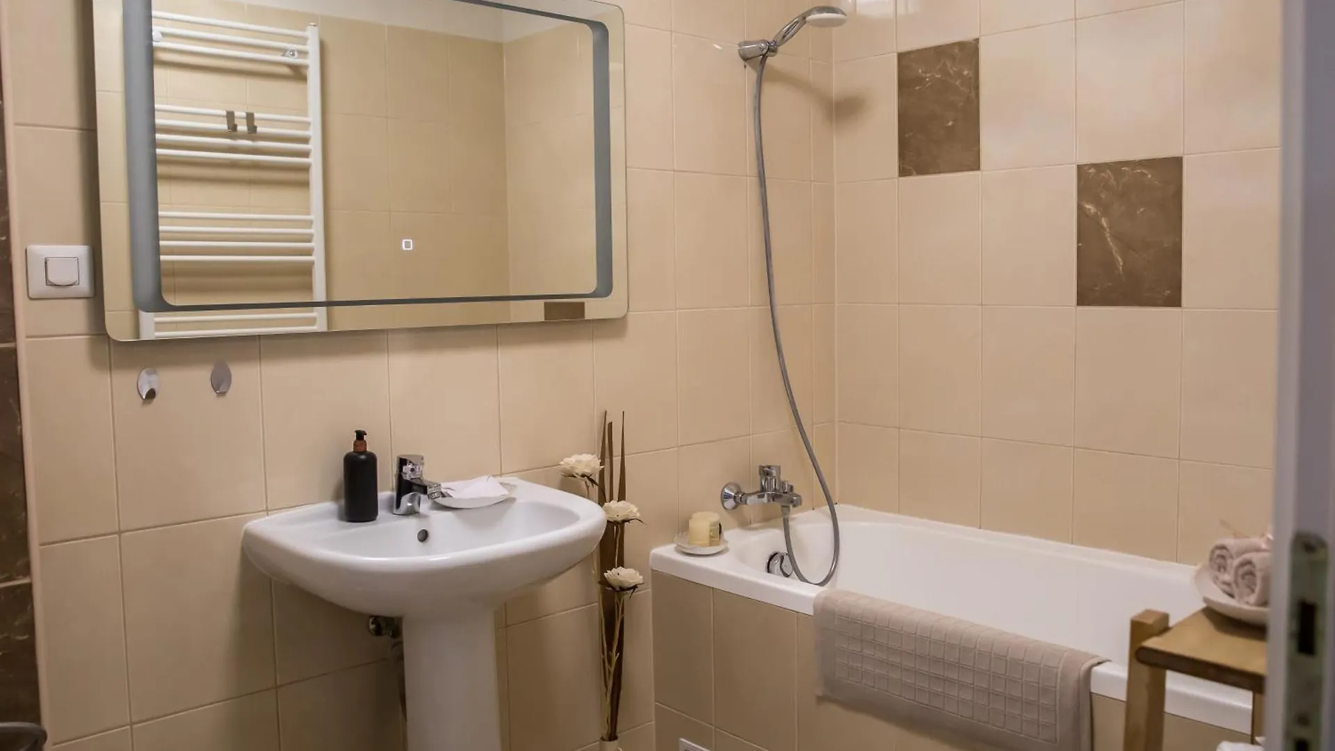 Jsn House - Private Parking & Premium Services Bucharest Apartment