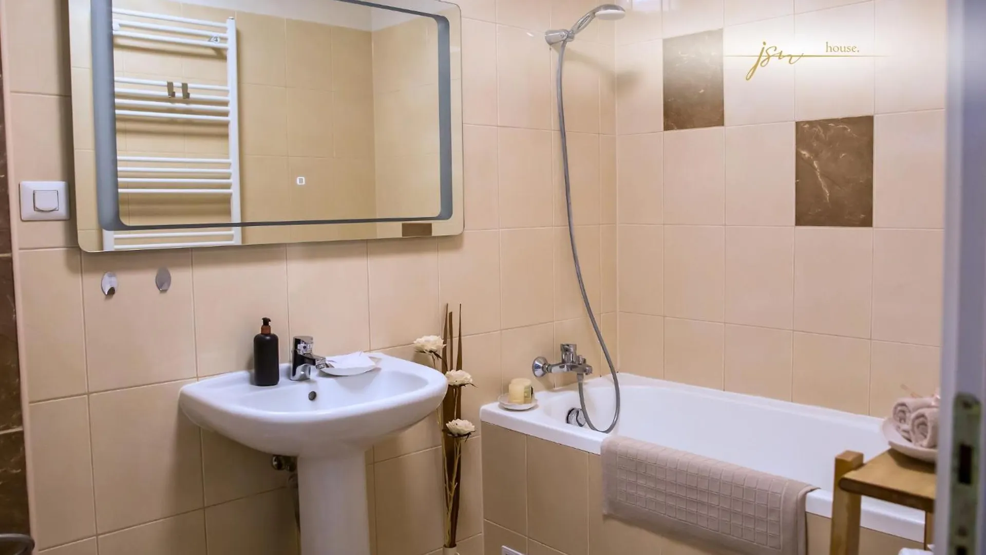 Jsn House - Private Parking & Premium Services Bucharest Romania