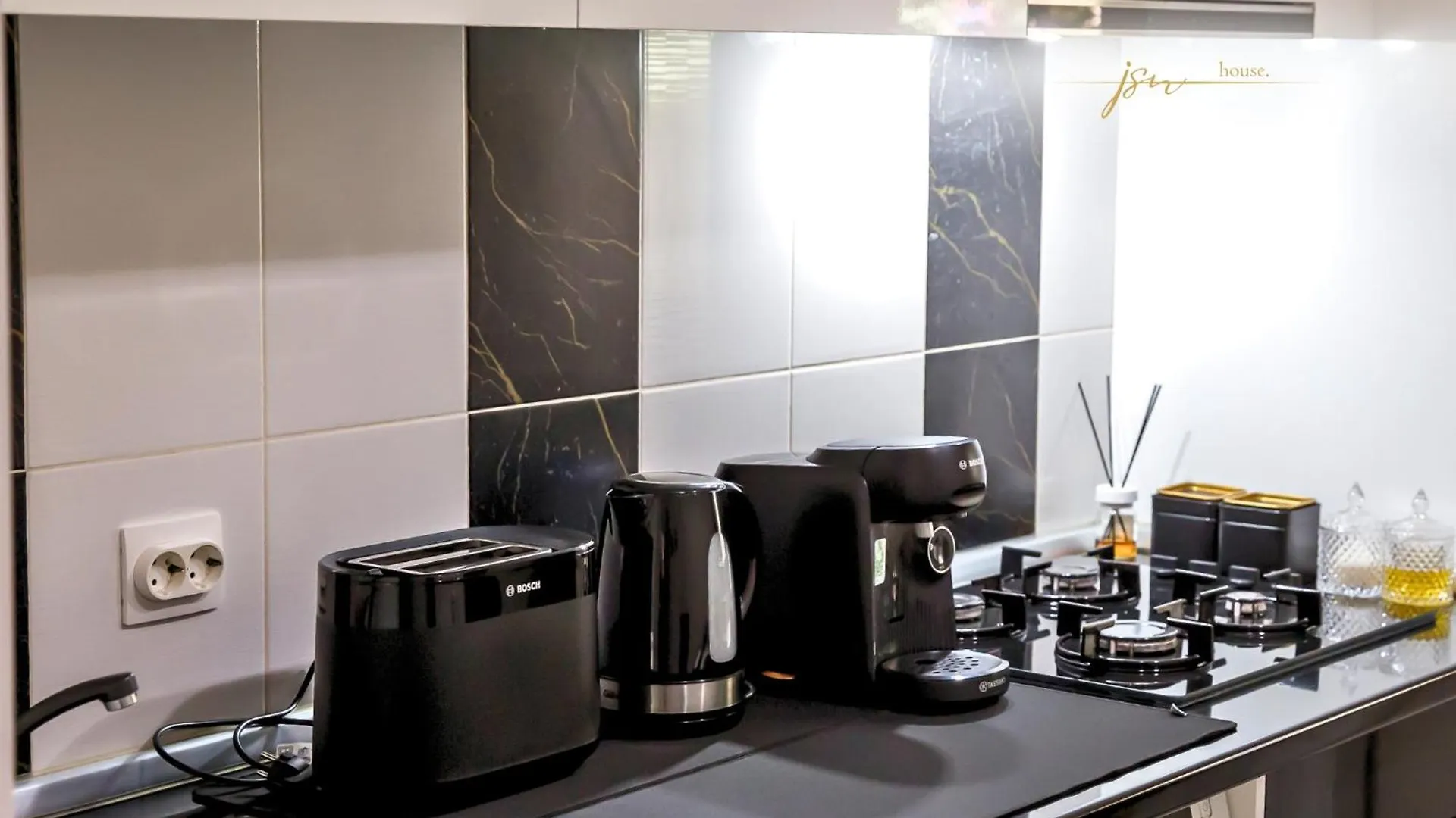 Jsn House - Private Parking & Premium Services Bucharest